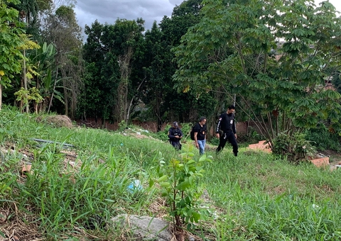 Travesti é encontrada estrangulada nos fundos de terreno de churrascaria em Manaus