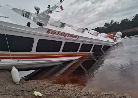 Lancha que transportava passageiros para Manaus naufraga no Rio Negro