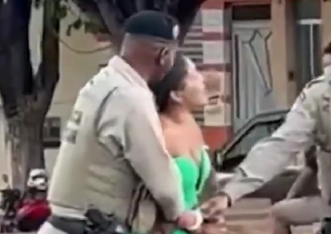 Mulher é presa após chamar policial de 'preto safado' durante abordagem