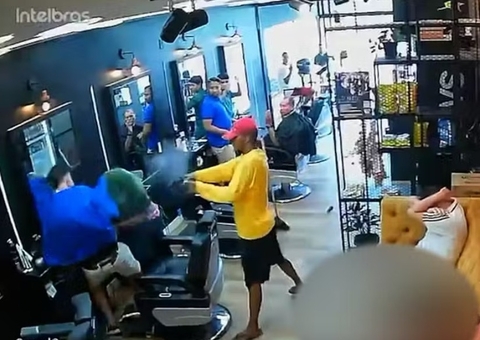 Policial é baleado dentro de barbearia durante assalto 