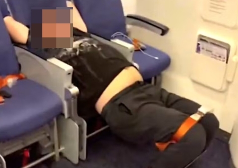 Bêbado, passageiro é amarrado em assento após tentar quebrar janela de avião