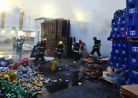 Veja imagens do combate ao incêndio na Ambev em Manaus
