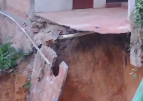 Chuva causa deslizamentos de barrancos em Manaus nesta segunda-feira