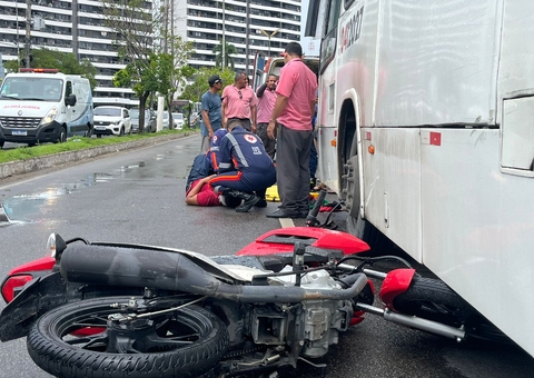 Motociclista quase é esmagado por ônibus em acidente na avenida André Araújo