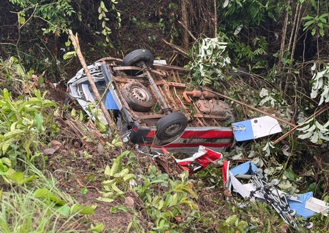 Motorista foi lançado para fora de ambulância e colegas ficaram presos às ferragens 