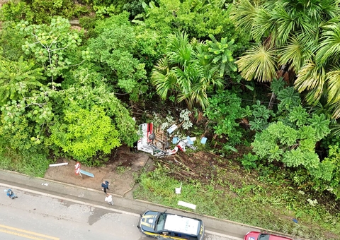 Vídeo mostra ambulância destroçada em ribanceira após acidente com mortos na BR-174