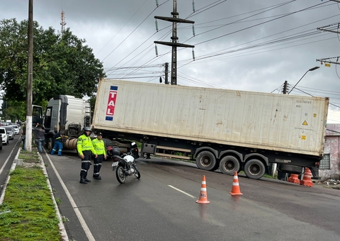 Caos: Carreta fica atravessada na Av. Rodrigo Otávio e causa congestionamento quilométrico