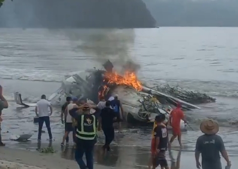 Vídeo: Avião cai em praia de Ubatuba, litoral de São Paulo