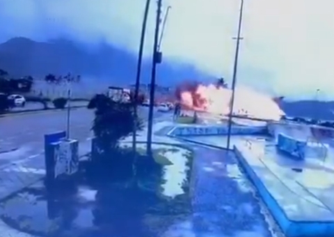 Vídeo mostra avião atravessando avenida, explodindo e caindo na praia de Ubatuba