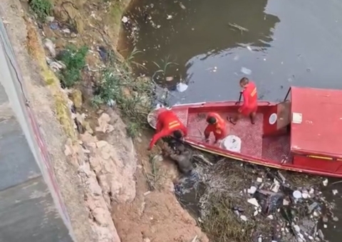 Homem tem pé quebrado ao despencar de ponte em Manaus
