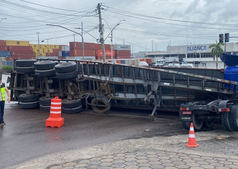 Carga de carreta tomba após veículo deslizar em pista molhada em Manaus