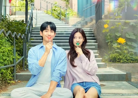 No Brasil, Jung Hae In é recebido por multidão de fãs no aeroporto; veja