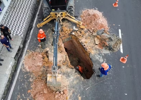 Acumulo de lixo abre cratera em rede de drenagem na Autaz Mirim em Manaus