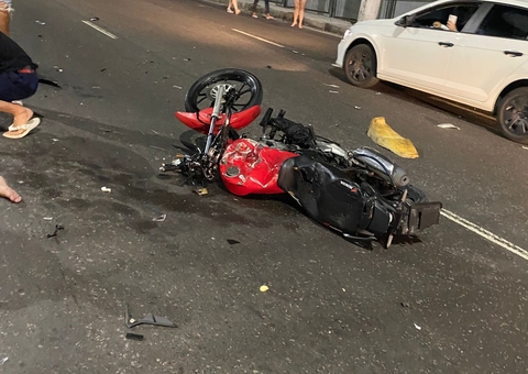 Jovem morre ao invadir contramão e bater em carro na Bola do Coroado