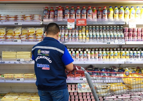 Procon-AM apreende mais de 20 produtos impróprios para consumo em supermercado