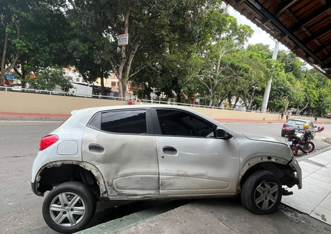 Carro de App é atingido e arremessado contra ponto de ônibus no Coroado