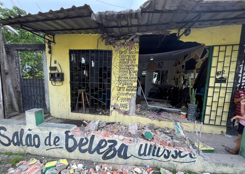 Ônibus perde controle em ladeira, invade salão e quase mata clientes em Manaus