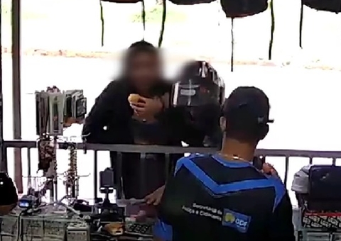 Mulher ignora assalto em lanchonete e continua comendo coxinha