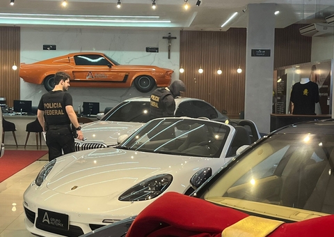 Veículos de luxo são apreendidos durante operação da PF em concessionárias em Manaus