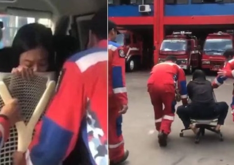 Jovem fica presa após enroscar piercing do nariz em cadeira no trabalho