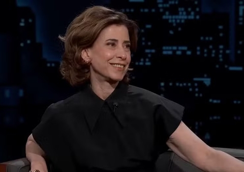 Fernanda Torres conta que foi barrada no aeroporto por carregar Globo de Ouro