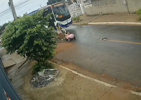 Vídeo: mãe e filha são arrastadas por ônibus e saem ilesas 