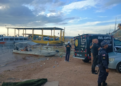 Corpo de homem boia em rio no Centro de Manaus