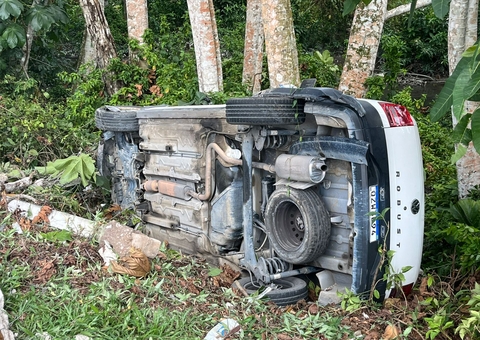 Carro atinge veículo e capota na Av. Nathan Xavier