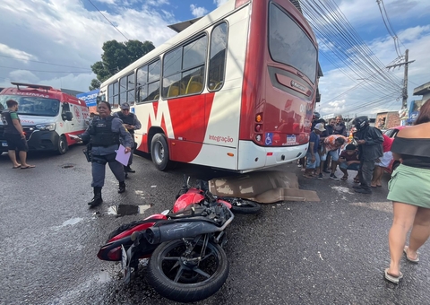 URGENTE: Acidente com ônibus mata motociclista e passageira fica presa às ferragens