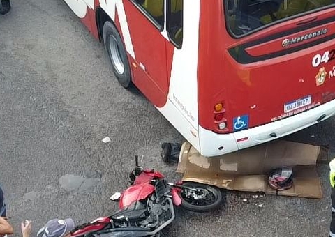 Mototaxista estaria em alta velocidade com passageira ao colidir com ônibus em Manaus