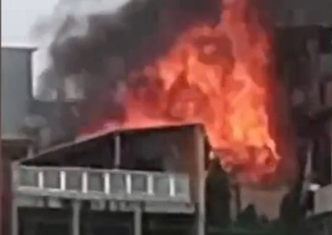 Casa é destruída por incêndio em Manaus