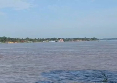 Jovem cai de flutuante e desaparece no Rio Solimões