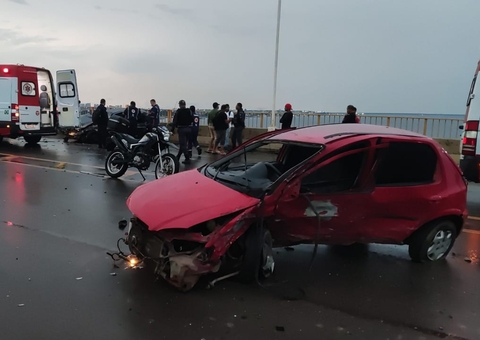Colisão frontal entre carros deixa feridos na Ponte Rio Negro
