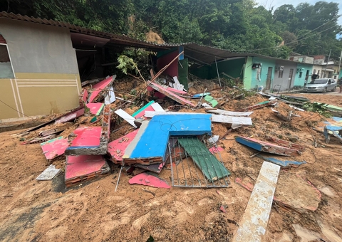Vídeos: Casas desabam e famílias ficam desabrigadas durante temporal no Riacho Doce