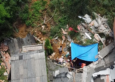 Moradores ficam soterrados após casas desabarem na Redenção
