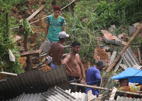 Vídeo mostra como ficou local do deslizamento na Redenção; família ficou soterrada