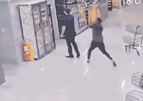 Homem é preso após golpear gerente de supermercado com pá; Vídeo