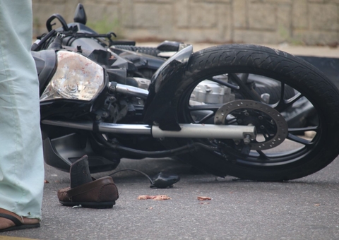 Massa encefálica fica espalhada durante acidente entre caminhão e moto em Manaus