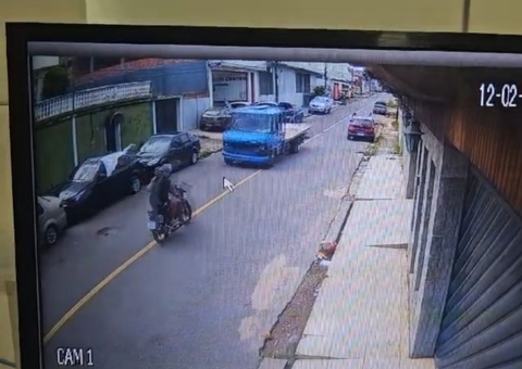 Vídeo mostra momento em que caminhão colide com moto em Manaus; motociclista morreu