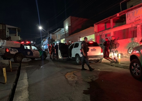 Homem é assassinado a tiros dentro de carro após visitar família no Petrópolis