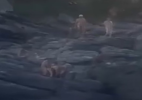 Vídeo: Cerca de 15 homens são flagrados em surubão em praia de Búzios