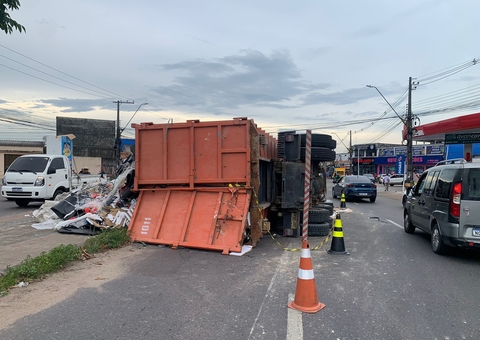 Carreta carregada de entulho tomba em rotatória de Manaus