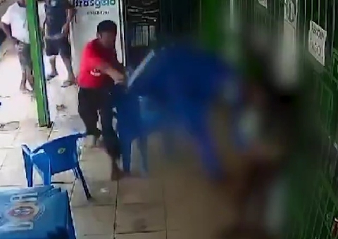 Vídeo: Mulher é agredida pelo marido com mesa de bar após usar roupa curta
