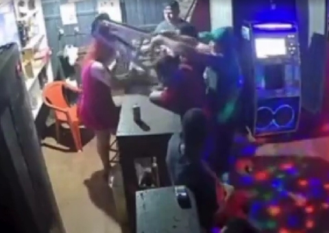 Cliente é preso após agredir atendente na cabeça com banco de madeira em boate