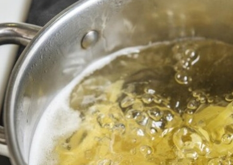 Mulher tenta matar sobrinho com óleo quente em briga por carregador de celular