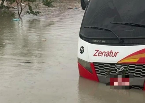 Passageiros ficam presos em micro-ônibus durante forte chuva em Manaus