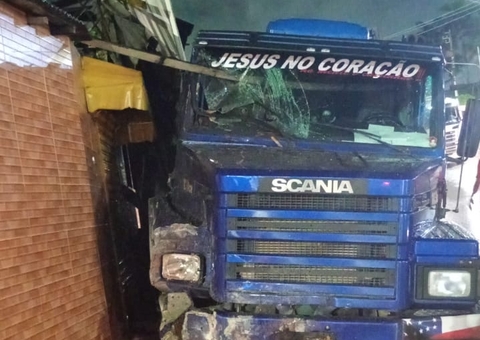 Carreta desgovernada destrói comércios em Manaus