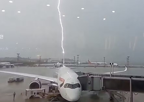 Vídeo impressionante mostra raio atingindo avião no aeroporto de Guarulhos 
