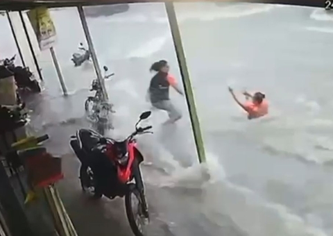 Lojista salva mulher arrastada por enxurrada em Manaus; veja vídeo
