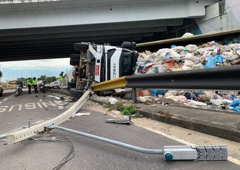 Carreta desgovernada tomba na Avenida das Torres e espalha lixo pela via